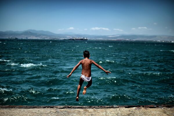 Thiếu niên di dân nhảy xuống biển gần trại tị nạn ở Athens - Sputnik Việt Nam