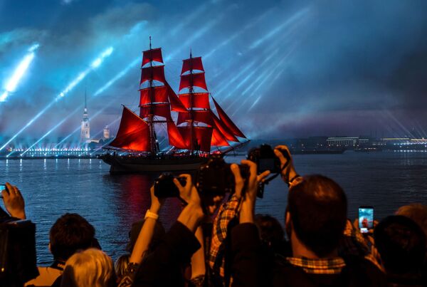 Con tàu cổ và pháo hoa trong lễ hội Cánh buồm đỏ thắm”  ở Saint-Peterburg kỷ niệm ngày ra trường của giới học sinh-sinh viên - Sputnik Việt Nam