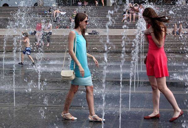 Các cô gái bên đài phun nước ở Matxcơva trong ngày hè nóng bức - Sputnik Việt Nam