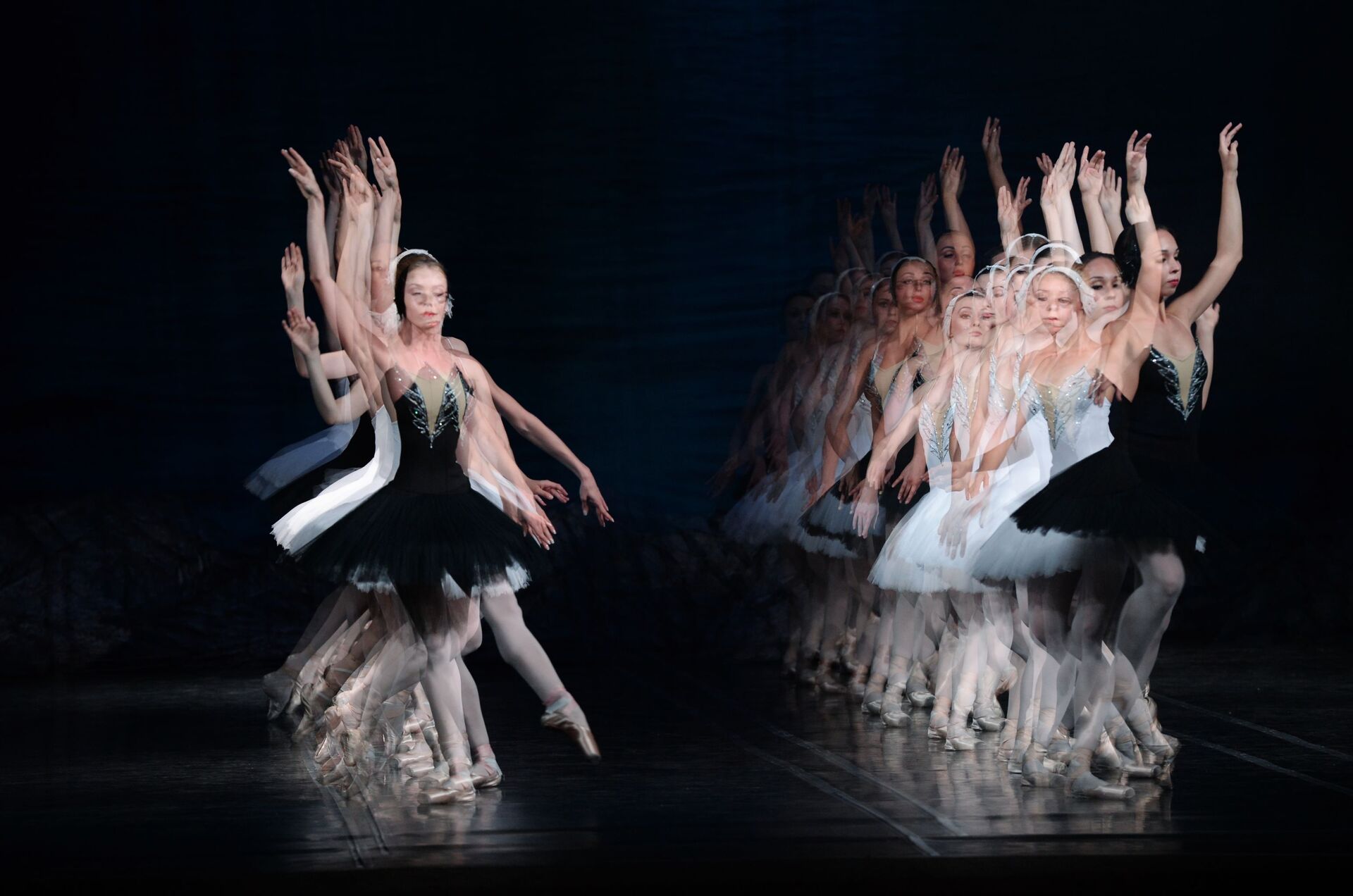 Các nghệ sĩ trong vở diễn Hồ thiên nga tại lễ khai mạc Mùa hè ballet - 2016 ở Matxcơva  - Sputnik Việt Nam, 1920, 14.12.2021