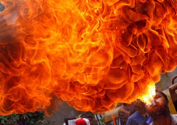 Người nuốt lửa trong lễ hội ở Ấn Độ - Sputnik Việt Nam