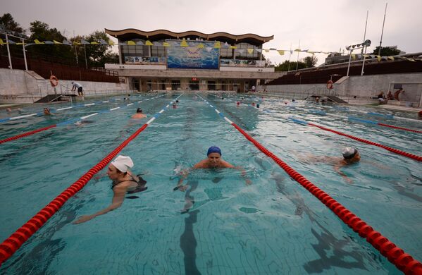 Ở bể bơi ngoài trời “Chaika” tại Matxcơva - Sputnik Việt Nam