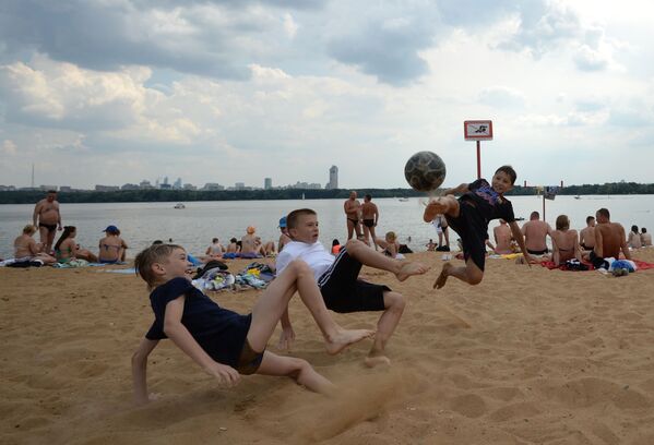 Trận đấu trên bãi cát ven sông ở Matxcơva - Sputnik Việt Nam