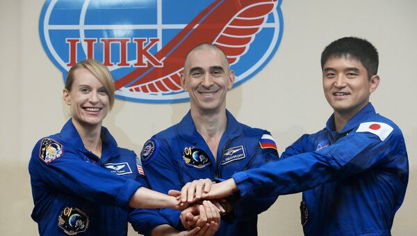 Phi hành gia Anatoly Ivanishin của Nga, Kathleen Rubins thuộc NASA (Mỹ) và Takuya Onishi từ JAXA (Nhật Bản) - Sputnik Việt Nam