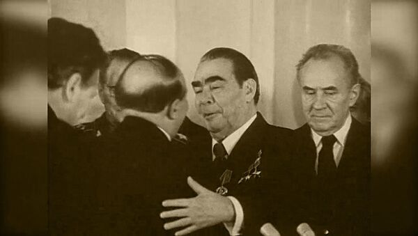 Ba nụ hôn Brezhnev – Những cái hôn của Tổng Bí thư ĐCS đã đi vào lịch sử. Tư liệu từ Lưu trữ. - Sputnik Việt Nam