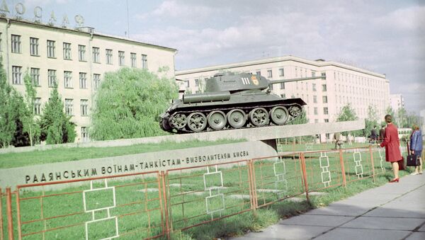 Đài Chiến sĩ xe tăng Xô-viết ở Kiev - Sputnik Việt Nam