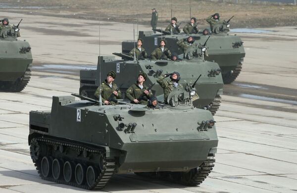 Xe bọc thép chở quân BTR-MDM “Rakuska” ” trong thời gian diễn tập Duyệt binh mừng Chiến thắng ở ngoại ô Matxcơva - Sputnik Việt Nam
