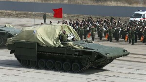 Xe chiến đấu bọc thép trên khung gầm xích hạng nặng “Armata” trong thời gian diễn tập Duyệt binh mừng Chiến thắng ở ngoại ô Matxcơva. - Sputnik Việt Nam