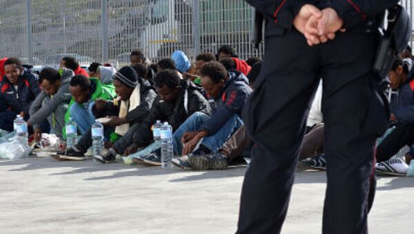 Cảnh sát Ý bảo vệ những người di cư đang chờ phà đến Sicily ở cảng Lampedusa - Sputnik Việt Nam