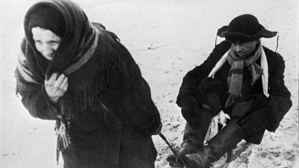 Một phụ nữ kéo xe trượt chở người chồng suy nhược vì đói. Thời Chiến tranh Vệ quốc Vĩ đại 1941-1945 - Sputnik Việt Nam