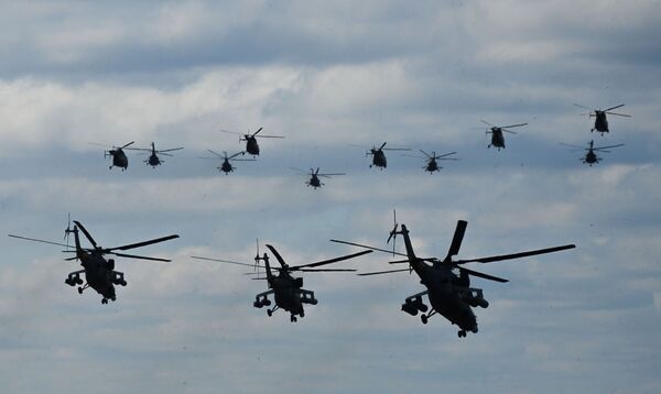 Các máy bay trực thăng cất cánh tại sân bay quân sự Kubinka - Sputnik Việt Nam