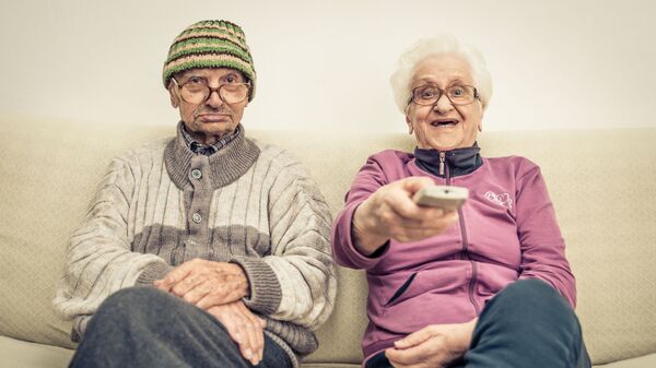 Một cặp vợ chồng về hưu đang xem TV - Sputnik Việt Nam