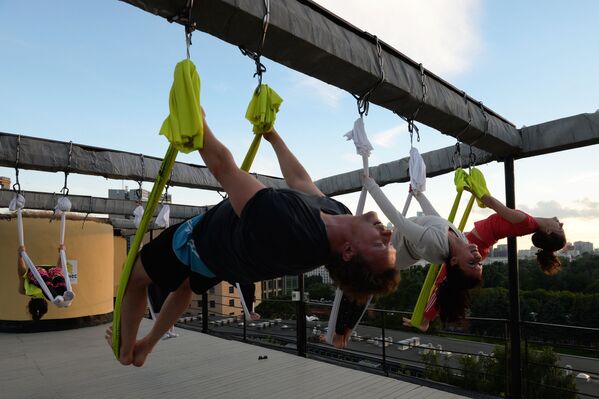 Những người tham gia tập luyện trong dự án Fitness trên mái nhà  ở Moskva - Sputnik Việt Nam