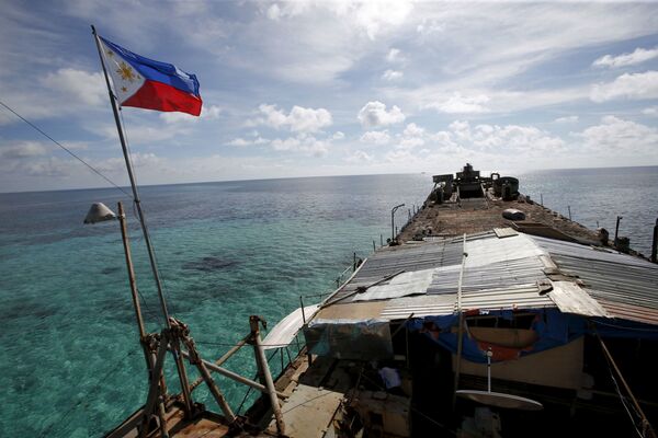 Lá cờ Philippines trên con tàu ở Biển Đông - Sputnik Việt Nam