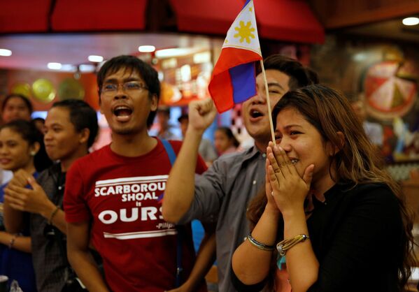 Các thành viên hoạt động xã hội dân sự  phấn khởi vui mừng ở Manila  đón nhận quyết định của Tòa án Hague - Sputnik Việt Nam