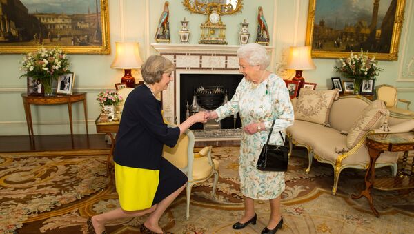 Hôm thứ Tư, Nữ hoàng Anh Elizabeth II đã bổ nhiệm bà Theresa May làm Thủ tướng Anh. - Sputnik Việt Nam