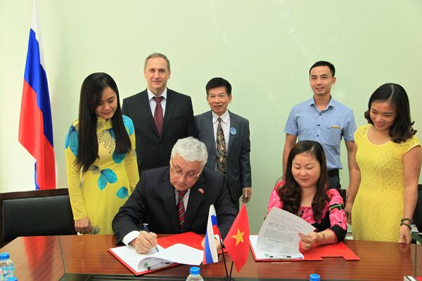 Ký kết thỏa thuận về hợp tác giáo dục giữa MEI và trường chuyên Hoàng Văn Thụ Ký kết thỏa thuận về hợp tác giáo dục giữa MEI và trường chuyên Hoàng Văn Thụ - Sputnik Việt Nam