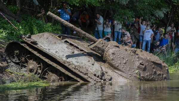 Hoạt động trục vớt chiếc T-34 thời Thế chiến II từ dưới đáy sông Đông tỉnh Voronezh - Sputnik Việt Nam
