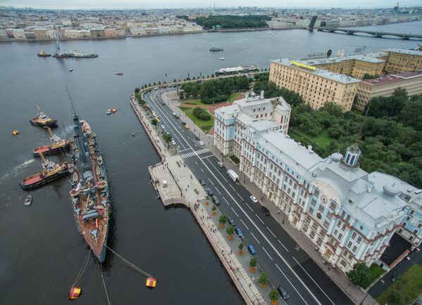 Tàu tuần dương huyền thoại Rạng Đông được đưa đi sửa chữa từ tháng 9 năm 2014, nay đã về nơi neo đậu vĩnh viễn trên bến sông Neva ở St Petersburg. - Sputnik Việt Nam