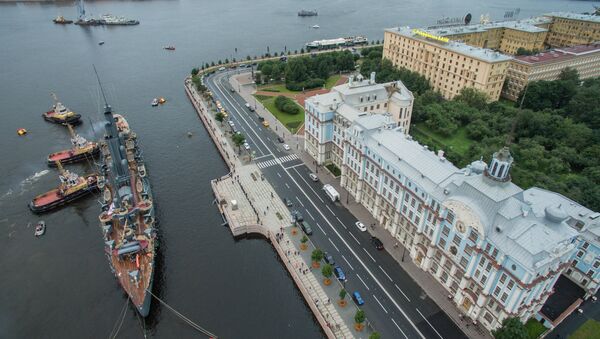 Tàu tuần dương huyền thoại Rạng Đông được đưa đi sửa chữa từ tháng 9 năm 2014, nay đã về nơi neo đậu vĩnh viễn trên bến sông Neva ở St Petersburg. - Sputnik Việt Nam