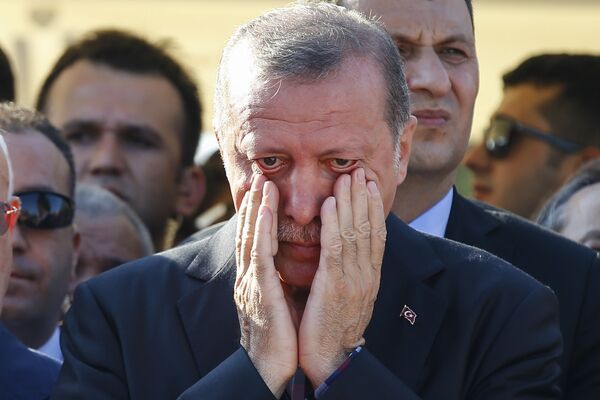 Tổng thống Thổ Nhĩ Kỳ Recep Tayyip Erdogan tại lễ tang ở Istanbul - Sputnik Việt Nam