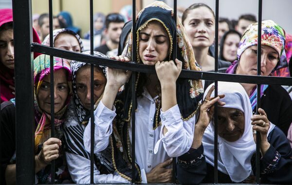 Cư dân Thổ Nhĩ Kỳ tại đám tang ở Istanbul - Sputnik Việt Nam