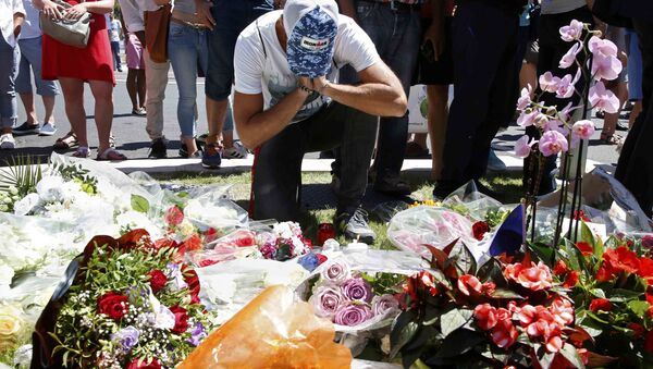 Người đàn ông đau buồn tại điểm tưởng niệm các nạn nhân của vụ khủng bố ở Nice - Sputnik Việt Nam
