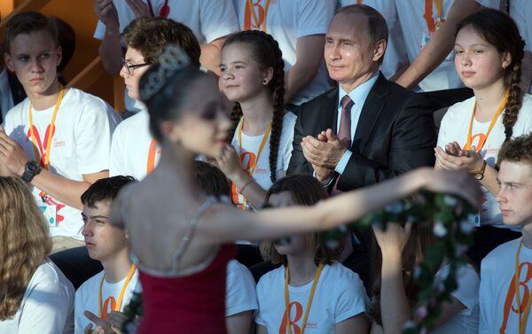Tổng thống Nga Vladimir Putin tại trung tâm giáo dục Sirius ở Sochi - Sputnik Việt Nam