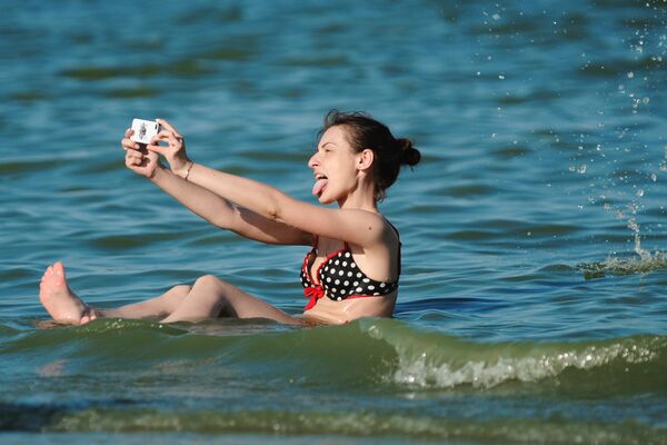 Cô gái chụp ảnh selfie ở Biển Azov - Sputnik Việt Nam
