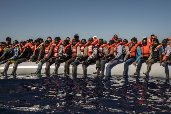 Người tị nạn chờ xuồng cứu sinh ở Biển Địa Trung Hải - Sputnik Việt Nam