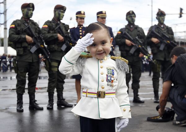 Cô bé mặc đồng phục trong cuộc diễu hành quân sự ở Bogota, Colombia - Sputnik Việt Nam