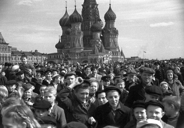Nhân dân dạo chơi trên Quảng trường Đỏ tại lễ hội vinh danh chiến thắng của nhân dân Liên Xô chống Đức Quốc xã trong cuộc chiến tranh vệ quốc vĩ đại 1941-1945. - Sputnik Việt Nam