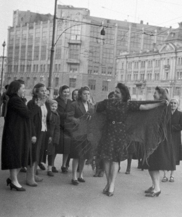 Những người phụ nữ nhảy múa trên đường phố Moskva trong Ngày Chiến thắng 9 tháng năm 1945. - Sputnik Việt Nam