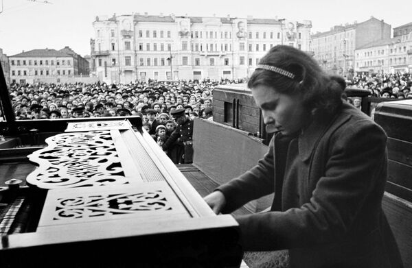 Nghệ sỹ dương cầm Nina Emelyanova trong ngày 9 tháng Năm năm 1945 - Sputnik Việt Nam