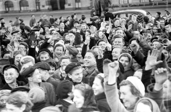 Dân chúng Moskva trên Quảng trường Đỏ ngày 9 tháng Năm 1945 - Sputnik Việt Nam