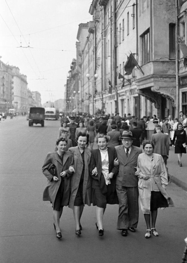 Dân chúng Moskva trên phố Gorky (nay là phố Tverskaya) trong ngày 9 tháng Năm 1945 - Sputnik Việt Nam