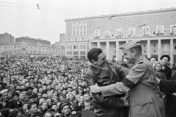 Gặp các đồng minh Mỹ tại mít tinh trên Quảng trường Mayakovsky ở Moskva ngày 9 tháng 5 năm 1945. - Sputnik Việt Nam
