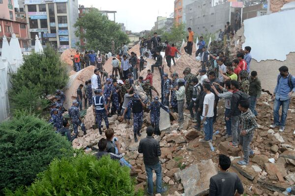 Lực lượng cứu hộ đưa xác nạn nhân ra khỏi đống nhà đổ sau trận động đất - Sputnik Việt Nam