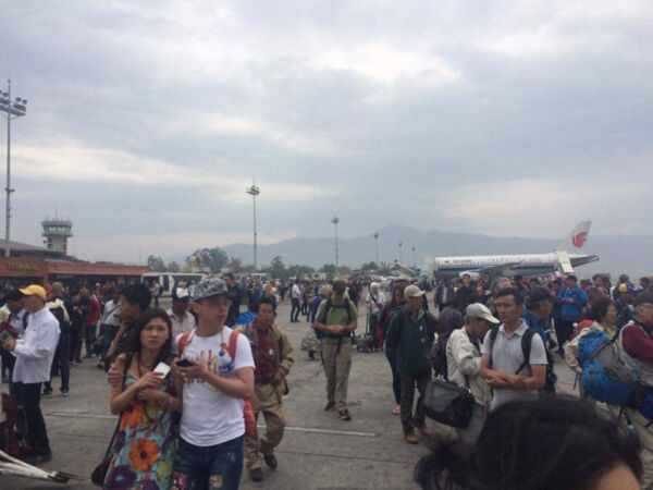 Khách chờ tại sân bay Kathmandu sau động đất Nepal - Sputnik Việt Nam