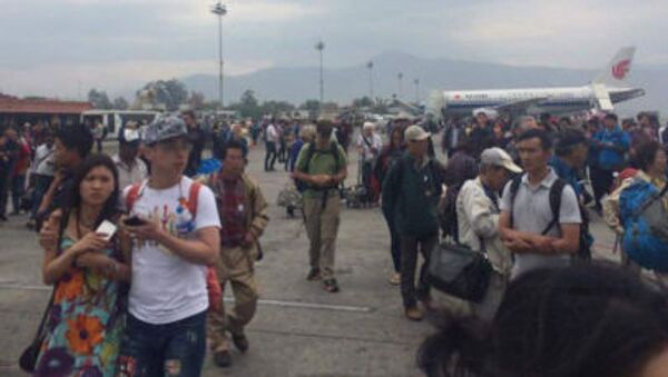 Mọi người đứng ở sân bay Katmandu sau trận động đất tại Nepal. - Sputnik Việt Nam