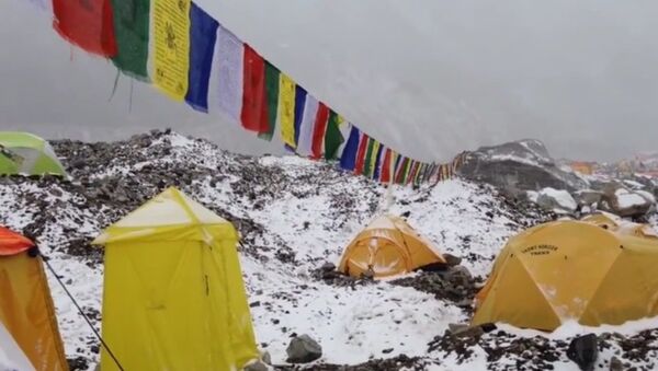 Tuyết lở tràn xuống những người leo núi ở Everest - Sputnik Việt Nam