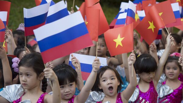 Các thiếu nhi vẫy cờ Nga và Việt Nam - Sputnik Việt Nam