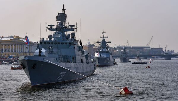 Chiến hạm tuần tra Đô đốc Essen trong vùng nước sông Neva, chuẩn bị để 31 tháng Bảy tham gia cuộc diễu hành kỷ niệm Ngày Hải quân Nga. - Sputnik Việt Nam
