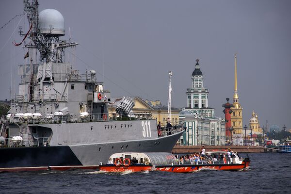 Chiến hạm cỡ nhỏ chống tàu ngầm Kazanets (thứ hai) trong vùng nước sông Neva, chuẩn bị để 31 tháng Bảy tham gia cuộc diễu hành kỷ niệm Ngày Hải quân Nga. - Sputnik Việt Nam