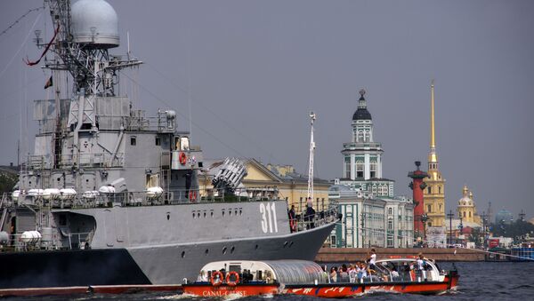 Chiến hạm cỡ nhỏ chống tàu ngầm Kazanets (thứ hai) trong vùng nước sông Neva, chuẩn bị để 31 tháng Bảy tham gia cuộc diễu hành kỷ niệm Ngày Hải quân Nga.  - Sputnik Việt Nam