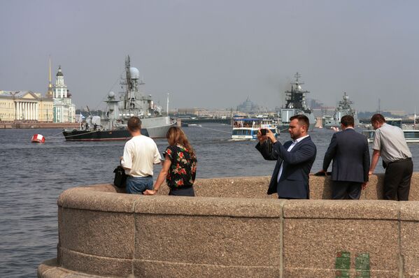 Các du khách quan sát đoàn tàu chiến của Hạm đội Baltic trong vùng nước sông Neva, chuẩn bị để 31 tháng Bảy tham gia cuộc diễu hành kỷ niệm Ngày Hải quân Nga. - Sputnik Việt Nam