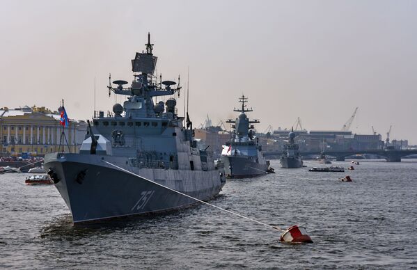 Chiến hạm tuần tra Đô đốc Essen (dẫn đầu) trong vùng nước sông Neva, chuẩn bị để 31 tháng Bảy tham gia cuộc diễu hành kỷ niệm Ngày Hải quân Nga. - Sputnik Việt Nam