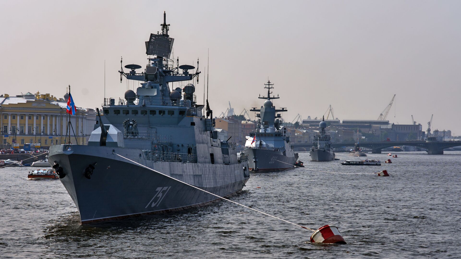 Chiến hạm tuần tra Đô đốc Essen (dẫn đầu) trong vùng nước sông Neva, chuẩn bị để 31 tháng Bảy tham gia cuộc diễu hành kỷ niệm Ngày Hải quân Nga.  - Sputnik Việt Nam, 1920, 22.04.2022