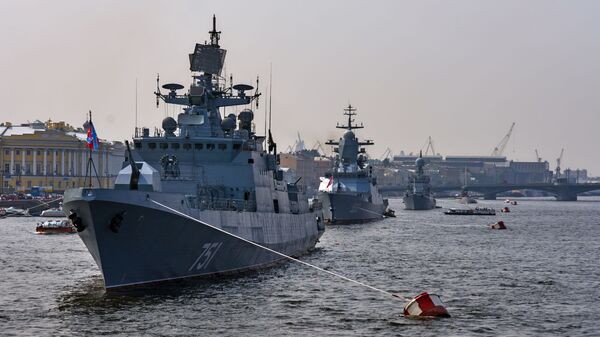 Chiến hạm tuần tra Đô đốc Essen (dẫn đầu) trong vùng nước sông Neva, chuẩn bị để 31 tháng Bảy tham gia cuộc diễu hành kỷ niệm Ngày Hải quân Nga.  - Sputnik Việt Nam