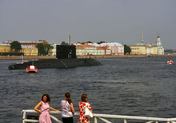 Tàu ngầm diesel-điện Krasnodar trong vùng nước sông Neva, chuẩn bị để 31 tháng Bảy tham gia cuộc diễu hành kỷ niệm Ngày Hải quân Nga. - Sputnik Việt Nam